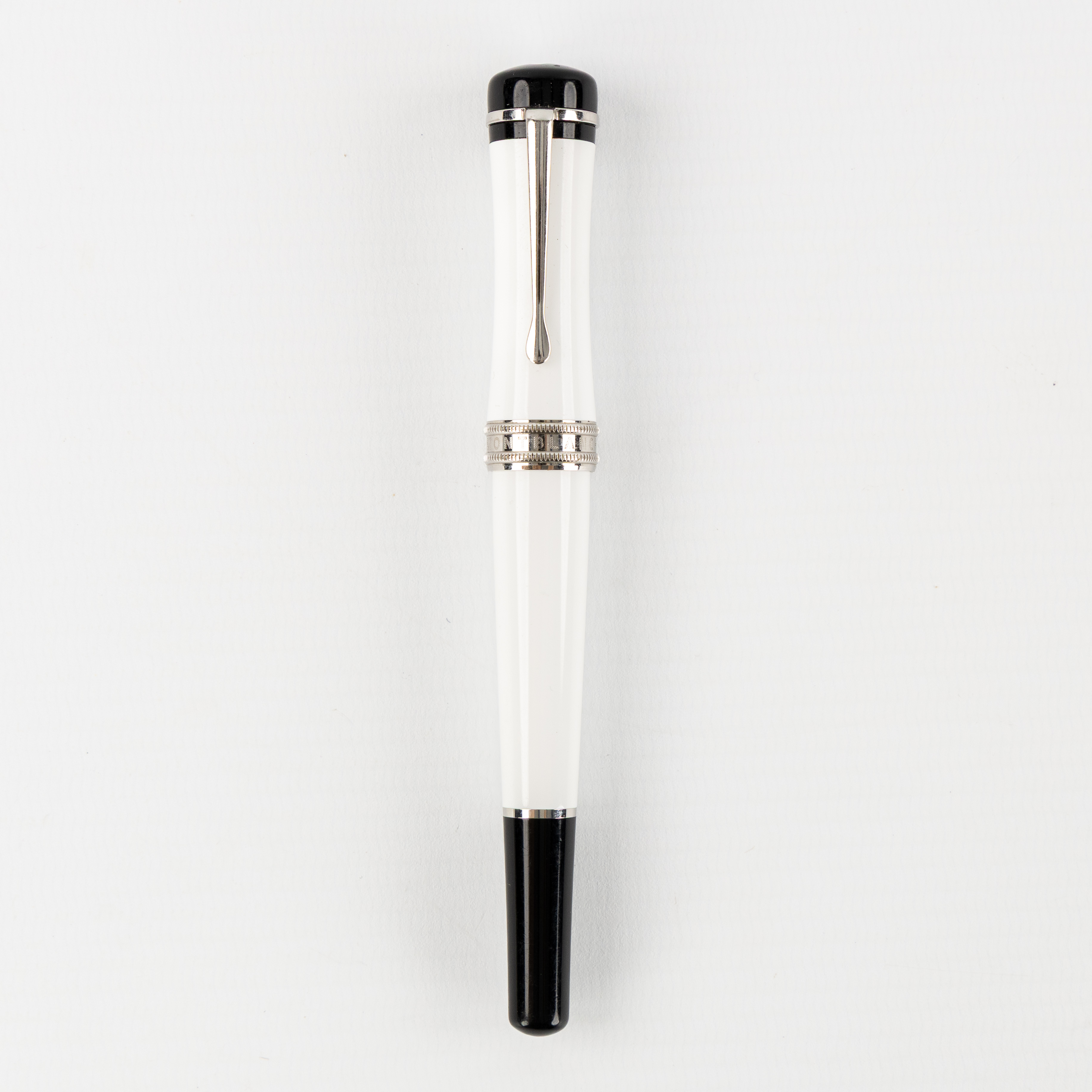 Montblanc ‘Bonheur’, a fountain pen with a 14-carat white gold nib. (W:12.5 cm)